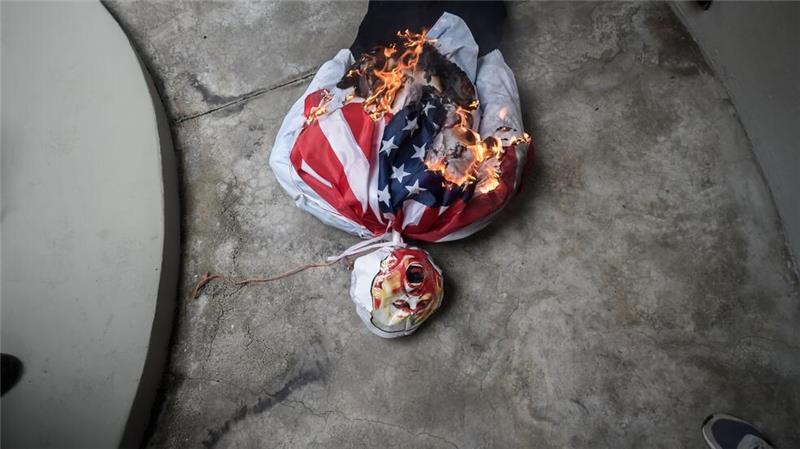 Ein Figur, die den designierten US-Präsidenten Trump darstellt, wird während einer Demonstration zum Tag der Märtyrer, einem nationalen Trauertag zu Ehren der 21 Panamaer, die während der antiamerikanischen Unruhen im Januar 1964 im Zusammenhang mit der Souveränität der Panamakanalzone getötet wurden, in Brand gesetzt.