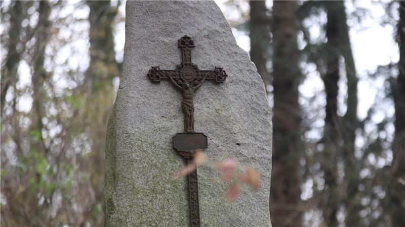 Hingerichtet in Himmelpforten: Dietrich Alsdorf bleibt auf Annas Spuren Ein Findling mit Kreuz steht auf dem „Richthügel“ in Himmelpforten, der an die Hinrichtung der jungen Frau und ihres Geliebten erinnert.