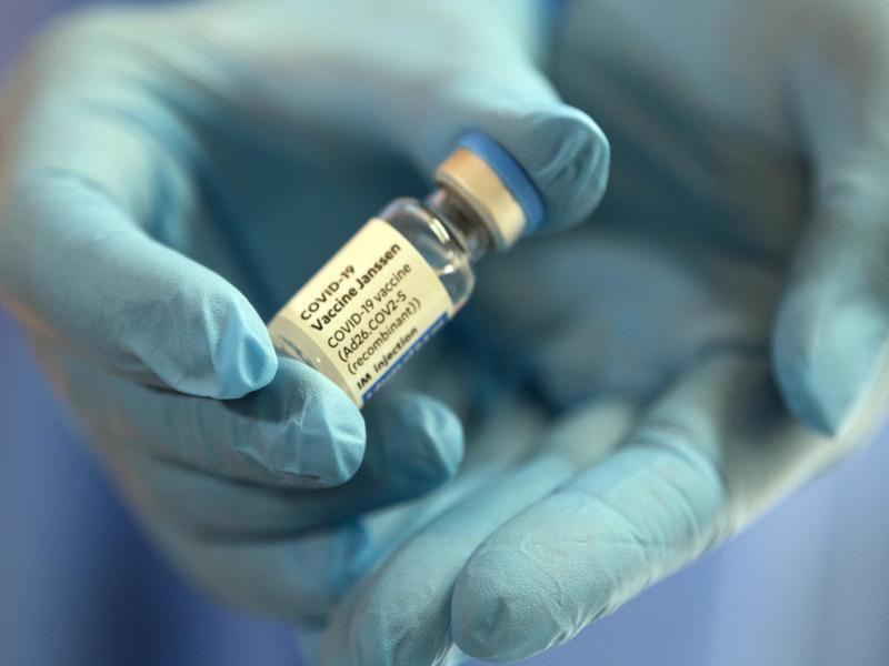 Ein Fläschchen mit dem Impfstoff von Johnson & Johnson wird gezeigt. Foto: Federico Gambarini/dpa/Symbolbild