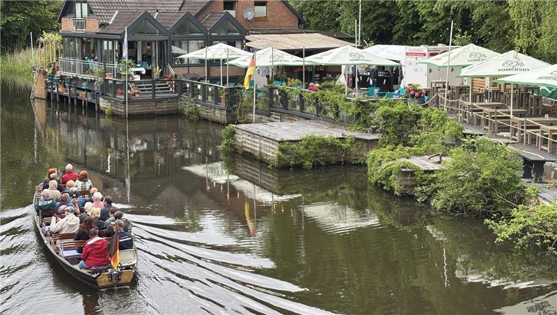 „Prost, Sommer!“: Das ist Stades neue Beach Bar am Burggraben Ein Fleetkahn schippert vorbei. Noch können direkt an der Beach Bar keine Boote anlegen. Das soll sich im kommenden Jahr ändern.