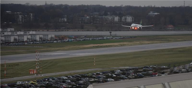 Ein Flieger quert die Elbe und landet in Finkenwerder. Foto von Borstel