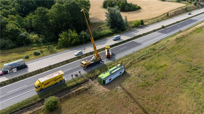 Nächtlicher Busunfall - viele Verletzte, unklare Ursache Ein Flixbus ist von der Fahrbahn abgekommen und auf die Seite gekippt.