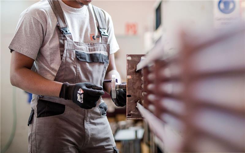Flüchtlinge sollen schneller arbeiten können Ein Flüchtling aus Somalia arbeitet während eines Praktikums bei einem Industrieunternehmen in der Produktion. Es gibt Forderungen, die Arbeitsaufnahme für Flüchtlinge zu erleichtern.