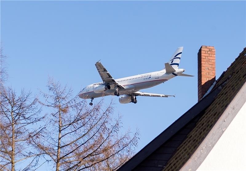 Ein Flugzeug befindet sich über einem Wohnhaus im Stadtteil Niendorf im Landeanflug auf den Flughafen. Hamburgs grüner Umweltsenator Jens Kerstan will einen besseren Schutz der Anwohner im Lärmaktionsplan der Stadt festschreiben. Foto Bockw