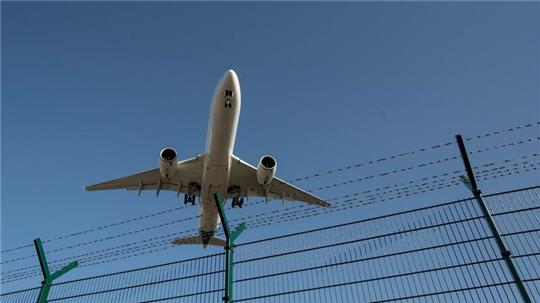 Ein Flugzeug bei der Landung.