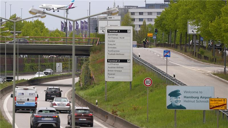 Fast 15 Millionen Fluggäste - Hamburg Airport macht Gewinn Ein Flugzeug der Fluggesellschaft Eurowings landet am Flughafen „Hamburg Airport Helmut Schmidt“.