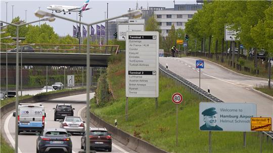 Ein Flugzeug der Fluggesellschaft Eurowings landet am Flughafen „Hamburg Airport Helmut Schmidt“.
