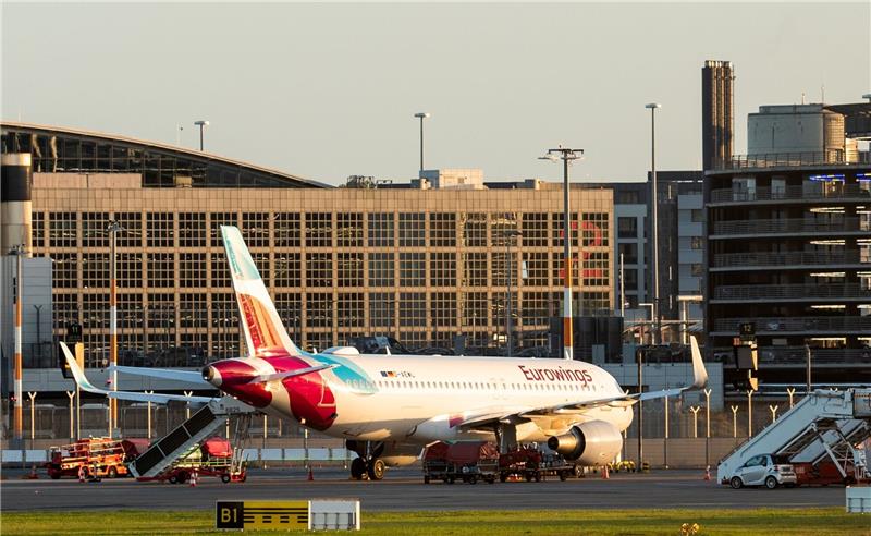 Flughafen Hamburg verdoppelt Passagierzahl Ein Flugzeug der Fluggesellschaft Eurowings steht auf dem Flughafen Hamburg.
