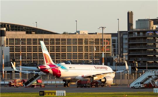 Ein Flugzeug der Fluggesellschaft Eurowings steht auf dem Flughafen Hamburg.