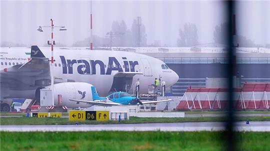 Ein Flugzeug der Iran Air steht auf dem Flughafen Hamburg. Der wegen einer Anschlagsdrohung auf eine iranische Maschine aus Teheran eingestellte Flugbetrieb am Airport Hamburg ist wieder angelaufen.