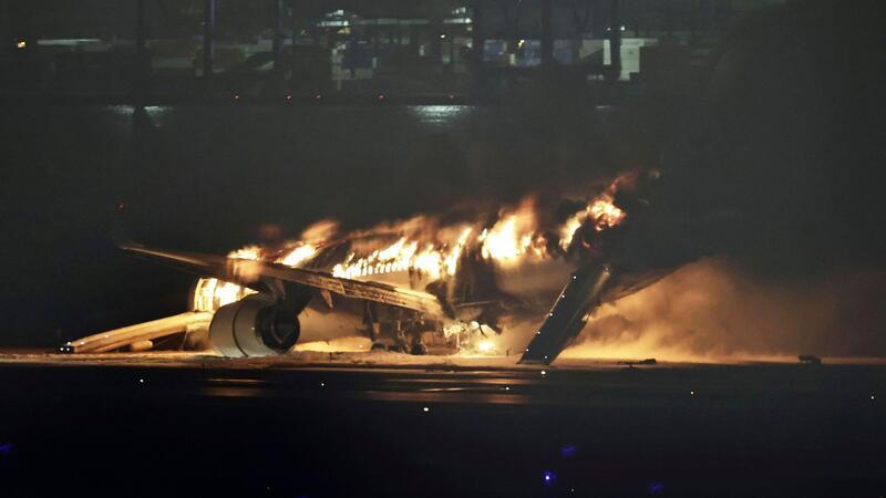 Ein Flugzeug der Japan Airlines brennt auf der Landebahn des Tokioter Flughafens Haneda.