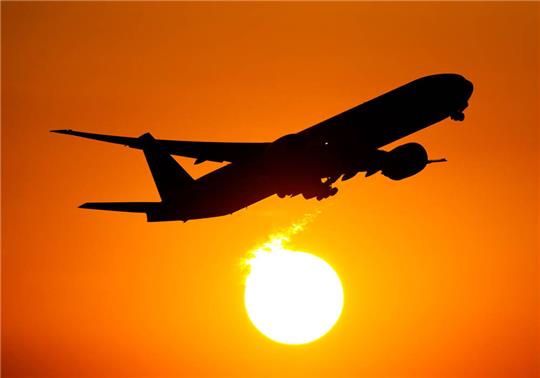 Ein Flugzeug hebt ab (Symbolbild). Foto: dpa