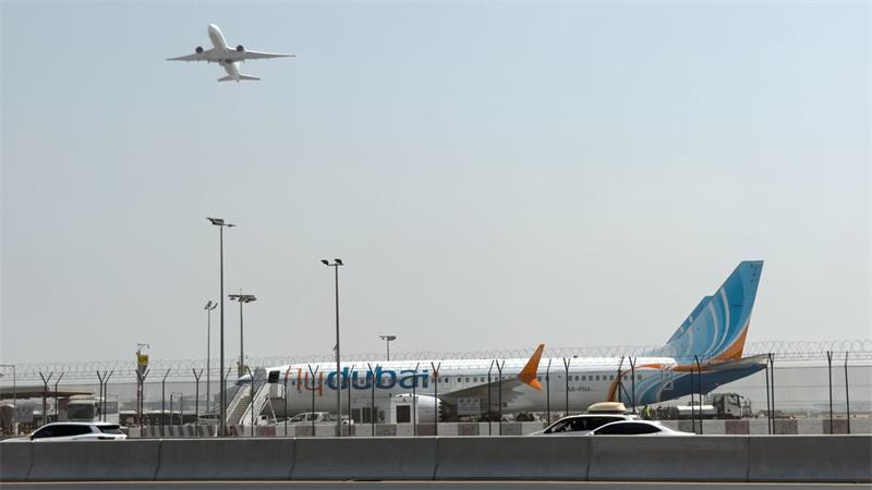 Gewaltvorfall im Cockpit – Flydubai-Flieger notgelandet Ein Flugzeug hebt ab, während ein Flydubai-Flieger in Dubai auf dem Flughafen steht.