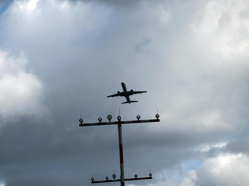 Ein Flugzeug im Landeanflug auf Düsseldorf (Symbolbild). Foto: Federico Gambarini/dpa