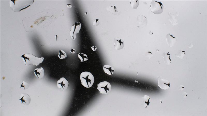 Ein Flugzeug landet bei Regenwetter. (Symbolbild)