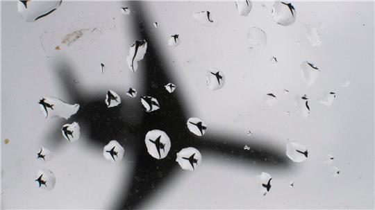 Ein Flugzeug landet bei Regenwetter. (Symbolbild)