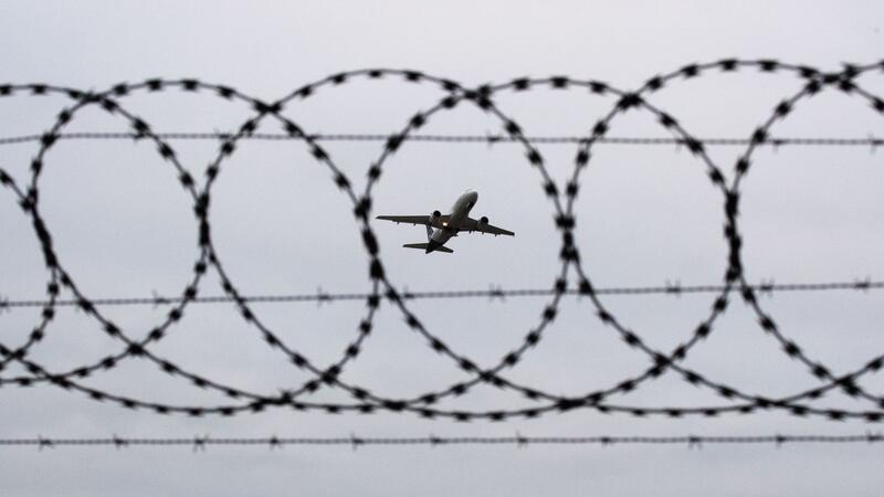 Europaweit gesuchter Gewalttäter am Flughafen verhaftet Ein Flugzeug startet am Flughafen.
