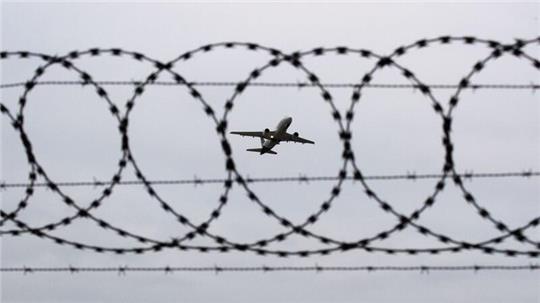 Ein Flugzeug startet am Flughafen.