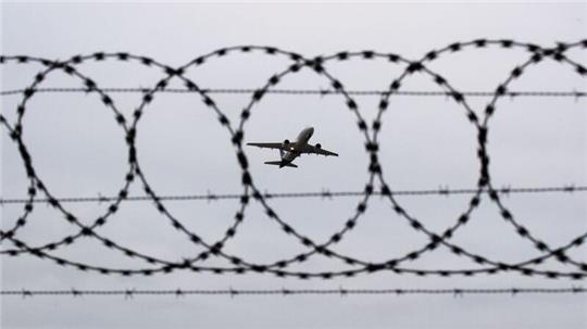 Ein Flugzeug startet am Flughafen Hannover.