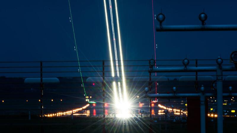 Ein Flugzeug startet vom Flughafen.