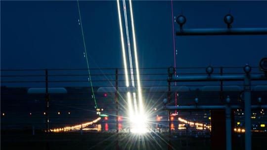 Ein Flugzeug startet vom Flughafen.
