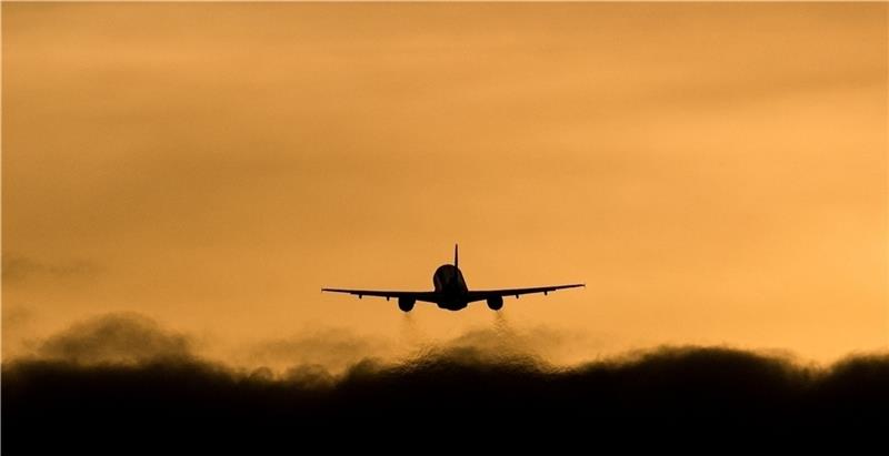 Ein Flugzeug startet vom Flughafen Hamburg. Foto: Reinhardt/dpa