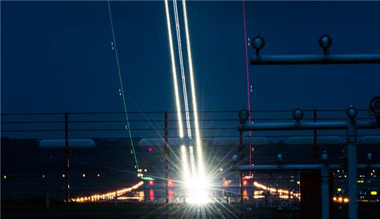 Ein Flugzeug startet vom Flughafen Hamburg. Foto: picture alliance/Christophe Gateau/dpa