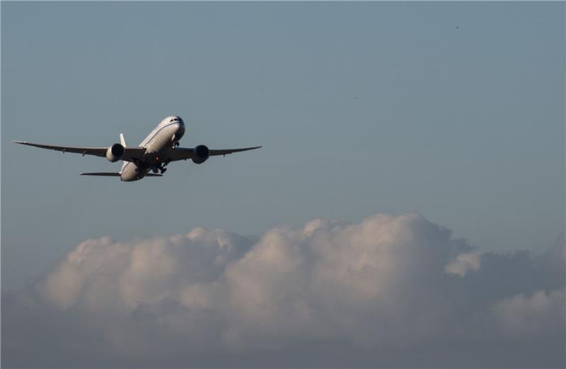 Flugzeugindustrie verhilft Hamburg zu starkem Exportplus Ein Flugzeug startet von einem Flughafen.