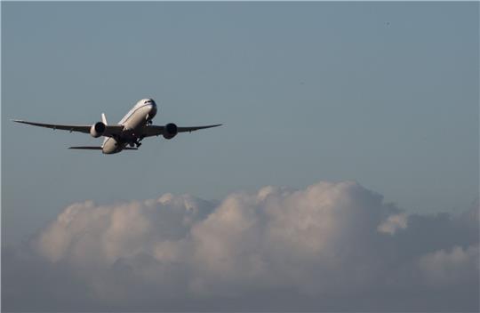Ein Flugzeug startet von einem Flughafen.