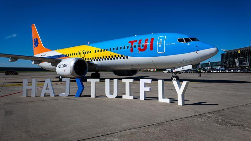 Ein Flugzeug vom Typ Boeing 737-8 mit einer Sonderlackierung zum 50-jährigen Bestehen der Fluggesellschaft Tuifly steht auf dem Gelände vom Flughafen Hannover-Langenhagen.