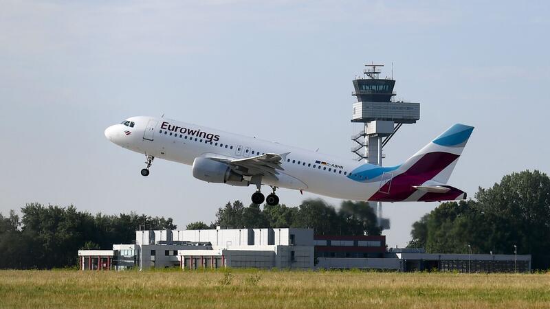 Ein Flugzeug von Eurowings startet auf der Nordbahn vom Hannover Airport.