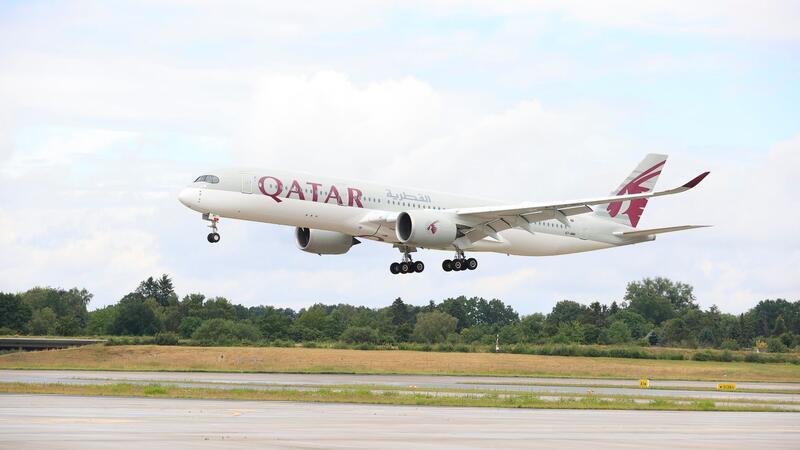 Ein Flugzeug von Qatar Airways landet auf dem Hamburger Flughafen - zum ersten Mal.