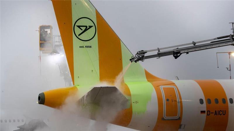 Glatteis und Schnee bringen Verkehr durcheinander Ein Flugzeug wird auf dem Frankfurter Flughafen enteist.