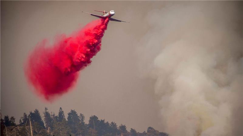 Bilder des Tages Ein Flugzeug wirft Löschmittel auf das Garnet Fire in Kalifornien ab.