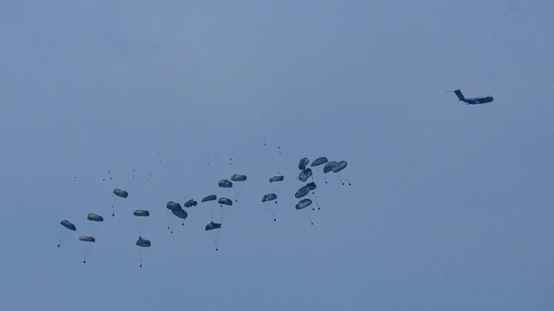 Bundeswehr wirft Lebensmittel für Gazastreifen ab Ein Flugzeug wirft humanitäre Hilfe über dem nördlichen Gazastreifen ab. (Archiv)