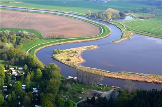Ein Fluss , der sich durch die Landschaft schlängelt – diese Aufnahme entstand bei Hechthausen. Um die Deiche kümmert sich der Ostedeichverband. Archivfoto: Schröder