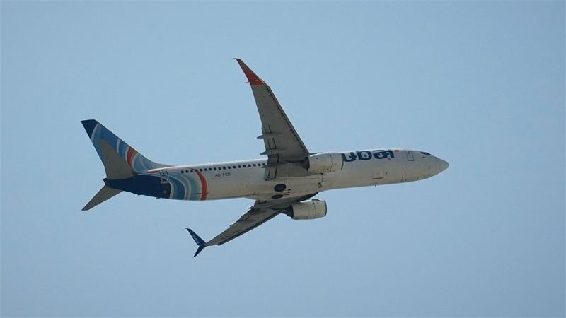 Ein Flydubai-Flieger hebt in Dubai ab. 