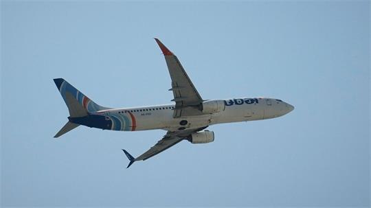 Ein Flydubai-Flieger hebt in Dubai ab. 