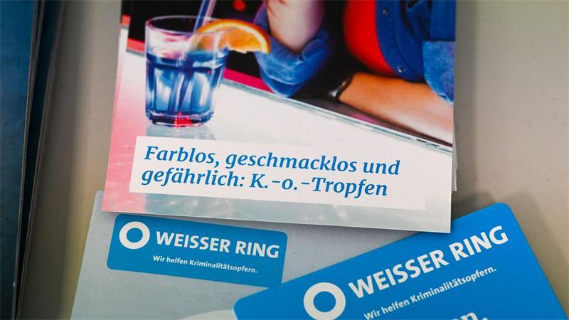 Betäubt, vergewaltigt und gefilmt - Was treibt Täter an? Ein Flyer vom Weißen Ring über K.-o.-Tropfen, liegt in einer Beratungsstelle. (Archivbild)
