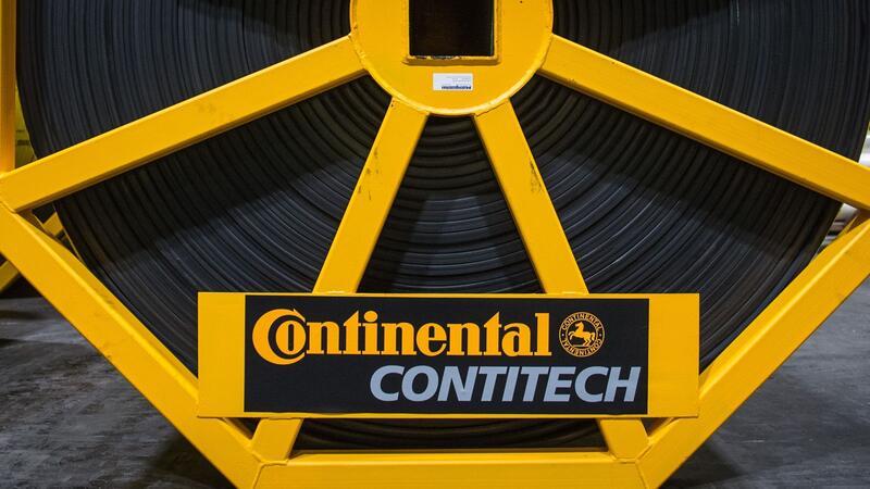 Ein Förderband aus Gummi und Metalldrähten steht am 04.11.2014 bei der Continental Tochter ContiTech in Northeim (Niedersachsen).