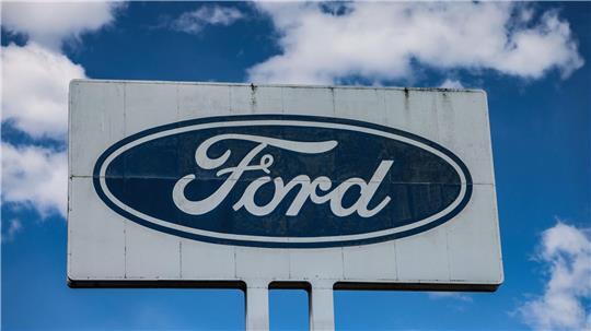 Ein Ford-Logo bei gutem Wetter - die wirtschaftlichen Perspektiven sind aber düster für das Autogeschäft in Deutschland. 