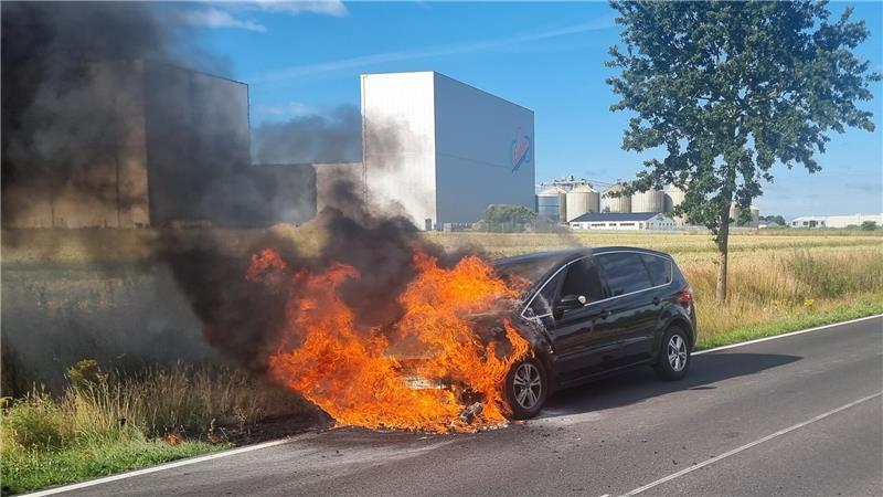 Motorraum steht in Flammen: Feuerwehreinsatz auf Apenser Ortsumgehung Ein Ford S-Maxx ist in Apensen in Brand geraten.