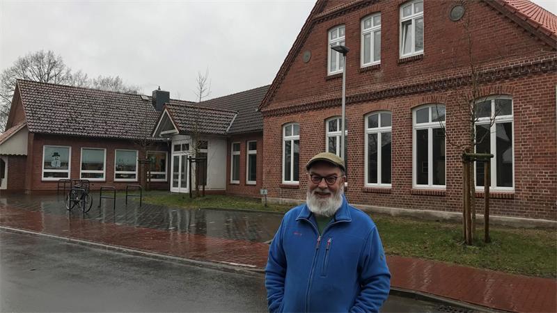 Ein Foto aus dem Jahr 2020: Heinbockels Bürgermeister Andreas Haack freut sich, dass die alte Schule in Hagenah als Gebäude erhalten geblieben ist.