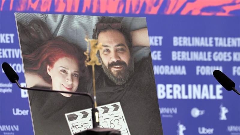Berlinale-Film bringt iranisches Regie-Duo vor Gericht Ein Foto der beiden Regisseure Maryam Moghaddam (l) und Behtash Sanaeeha (r) auf der Berlinale-Pressekonferenz, die die beiden nicht besuchen konnten.