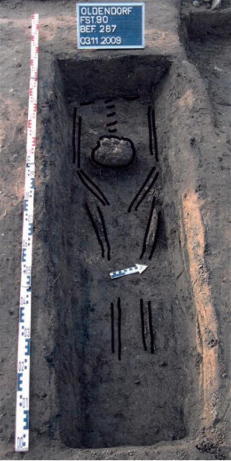 Hingerichtet in Himmelpforten: Dietrich Alsdorf bleibt auf Annas Spuren Ein Foto dokumentiert die Ausgrabung an der Kirche in Oldenorf 2009: In der Rekonstruktion wird die Lage des verschobenen Leichnams im Grab deutlich. Vermutlich verrutschte die Tote beim Umbetten aus dem ursprünglichen Richthügel.