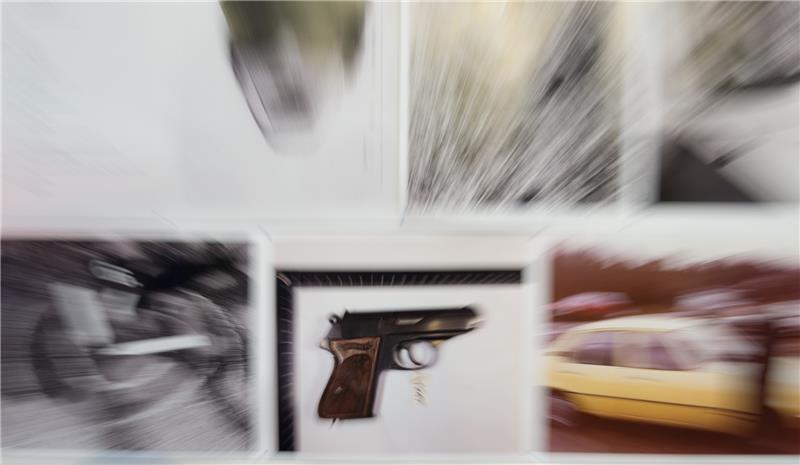 Ein Foto einer Pistole, die einem Verbrechen aus dem Jahre 1975 zugeordnet ist, hängt während der Vorstellung der Cold-Case-Unit des Landeskriminalamtes in Hamburg an einer Pinnwand. Foto: Daniel Reinhardt/dpa