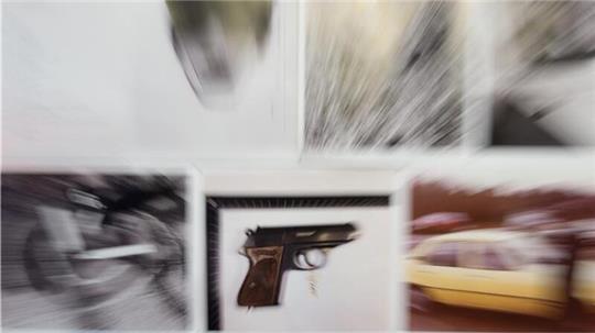 Ein Foto einer Pistole, die einem Verbrechen aus dem Jahre 1975 zugeordnet ist, hängt während der Vorstellung der Cold-Case-Unit des Landeskriminalamtes in Hamburg an einer Pinnwand.