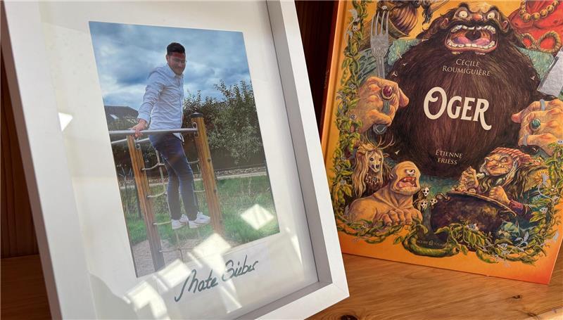 Grundschule würdigt verstorbenen Mate Sieber mit besonderer Neuerung Ein Foto im Bücherregal erinnert an den verstorbenen Mate Sieber.