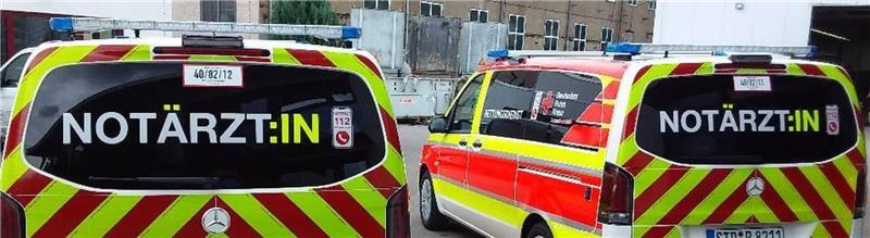 Ein Foto mit dem kontroversen Aufdruck „NOTÄRZT:IN“ auf der Heckscheibe postete der Hersteller auf seiner Facebook-Seite. Der Aufdruck stand auch vorne auf der Motorhaube.