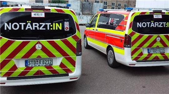Ein Foto mit dem kontroversen Aufdruck „NOTÄRZT:IN“ auf der Heckscheibe postete der Hersteller auf seiner Facebook-Seite. Der Aufdruck stand auch vorne auf der Motorhaube.